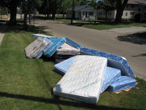 Matelas infestés de punaises de lit dans la rue